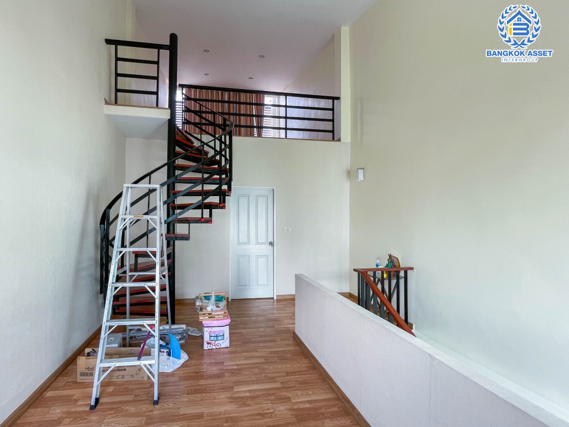 ทาวน์เฮ้าส์มือสอง ม.ดิ แอททิค2 แจ้งวัฒนะ เนื้อที่กว้าง 21 ตร.ว. ฟังก์ชัน 3 ห้องนอน 3 ห้องน้ำ 1 ที่จอดรถ บ้านสภาพสวย ด้านข้างมีพื้นที่ สิ่งอำนวยความสะดวกครบครัน พร้อมอยู่ บนทำเลเดินทางง่าย เชื่อมต่อ ถ.แจ้งวัฒนะ, ถ.ติวานนท์ ใกล้รถไฟฟ้าสายสีชมพู "สถานีห้าแยกปากเกร็ด" และทางด่วน "ศรีรัช(ด่านแจ้งวัฒนะ)"